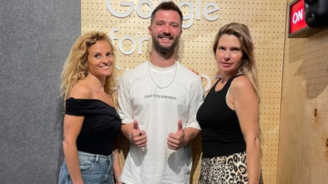 מקסים גומברג עם שתי מנחות הפודקאסט, בחלל Google for Startups