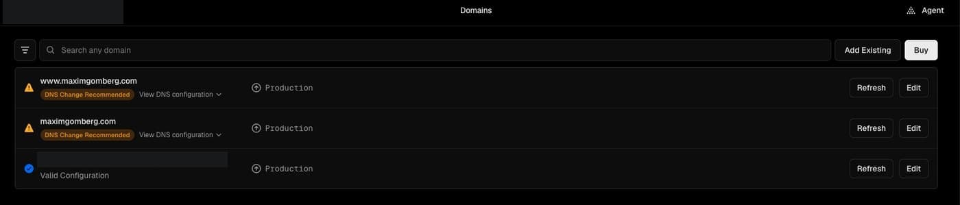 מסך Domains בוורסל: שני הדומיינים הציבוריים של מקסים ושורה נוספת שכתובתה הוסתרה