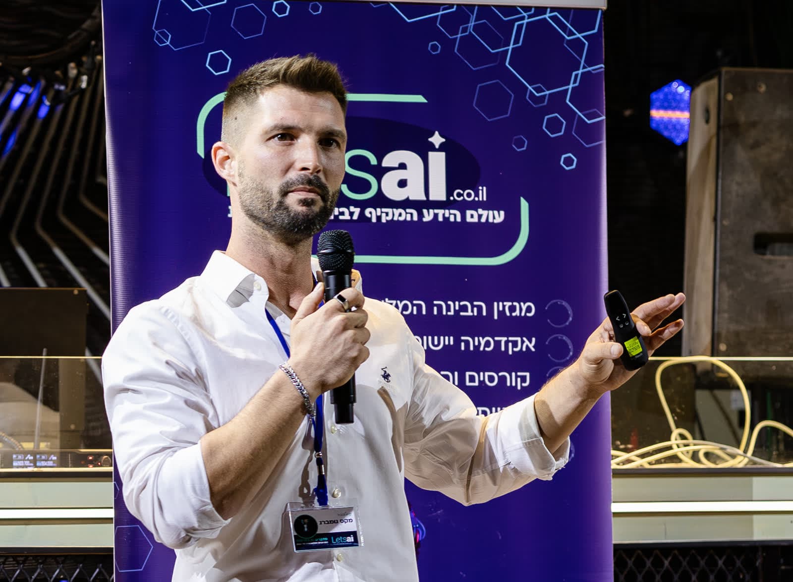 מקסים גומברג מרצה על בניית סוכני AI בכנס Let׳s AI