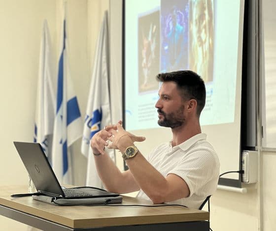 מקסים גומברג בפגישת עבודה מול צוות ארגוני